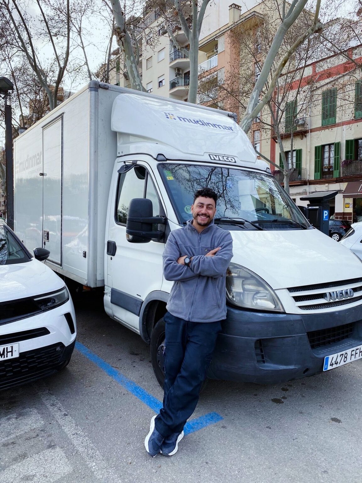 Servicio de grúa elevadora por fachada para mudanzas seguras en Palma